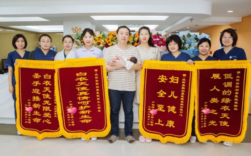 四面锦旗，加倍肯定，“双向奔赴”的医患情温暖寒冬日